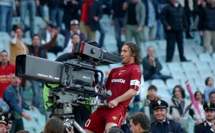 Totti: “Il Derby? A Roma non puoi perderlo. La rivalità c’era anche con un calciatore del tuo stesso livello” (VIDEO)