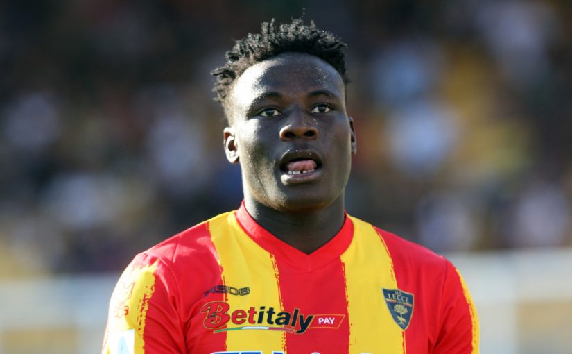 Lecce, malore per Banda durante la sfida con il Napoli. Il calciatore è in osservazione in ospedale