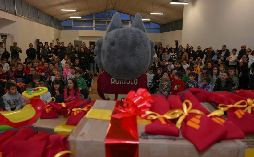 “Stronger Together”: una Befana giallorossa per i bambini della Parrocchia Sant’Atanasio (FOTO)