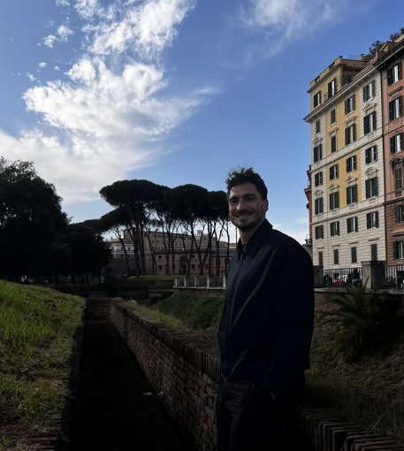 FOTO – Hummels si gode Roma: il tedesco visita la Mole Adriana. Passeggiata in riva al mare per Mancini