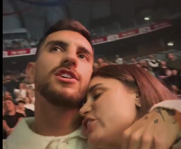 Instagram, Pellegrini al concerto di Max Pezzali: la dedica alla moglie sulle note di “Come mai” (VIDEO)