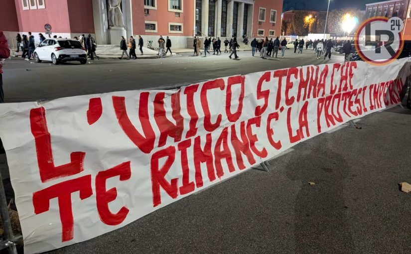 Roma-Genoa, striscioni di sfottò per Bernabé. Da “Juan tieni duro” a “L’unico stemma che te rimane è la protesi imperiale” (FOTO)