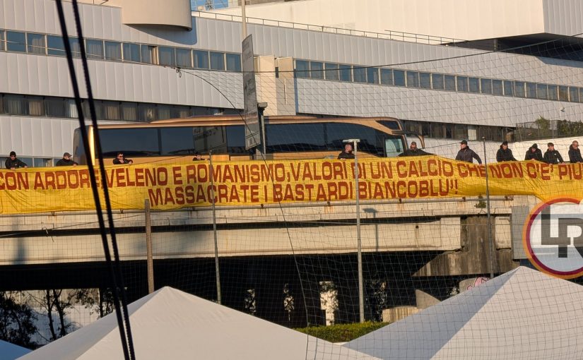 Tre Fontane, striscione dei tifosi in vista del derby: “Con ardore, veleno e romanismo, valori di un calcio che non c’è più…Massacrate i b******i biancoblù!” (FOTO)
