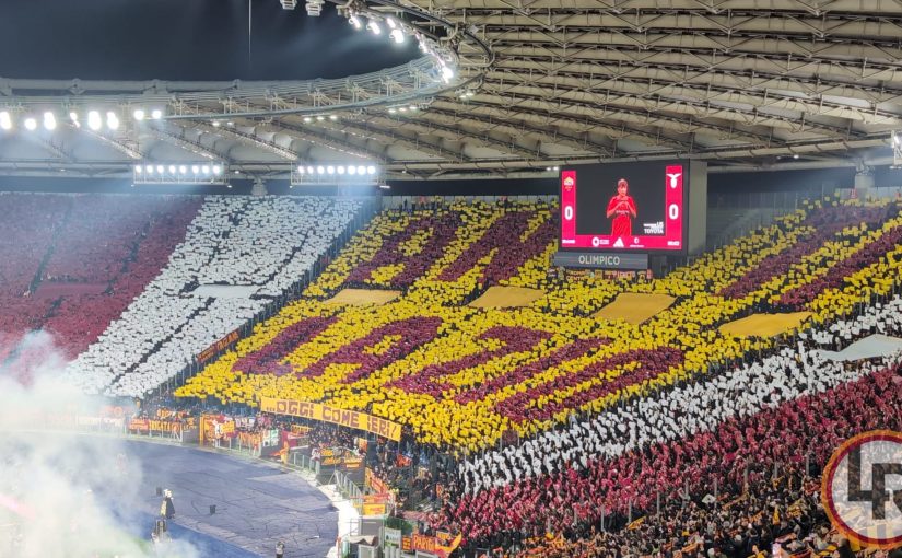 Roma-Lazio, la coreografia della Curva Sud: “Anti Lazio… oggi come ieri!”. E poi: “Un odio eterno chiamato lazialità” (FOTO)