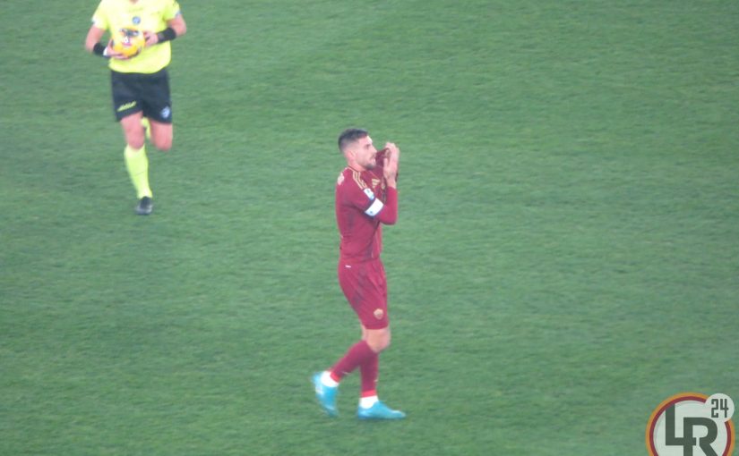 Roma-Lazio, l’esultanza di Pellegrini dopo il gol: abbraccio con la squadra e bacio allo stemma giallorosso (FOTO)