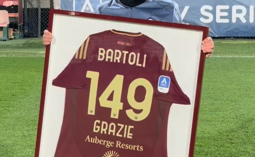 Serie A Femminile, Roma-Inter: Bartoli premiata nel prepartita con una maglia celebrativa. Poi l’abbraccio con le ex compagne di squadra (VIDEO)