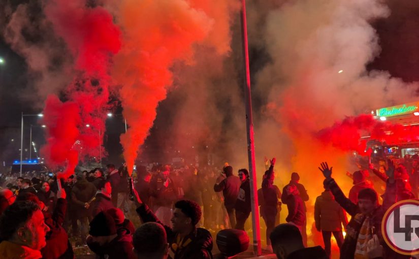 FOTO e VIDEO – Carica pre derby: cori e fumogeni dei tifosi. La squadra raggiunge l’Olimpico da una strada secondaria