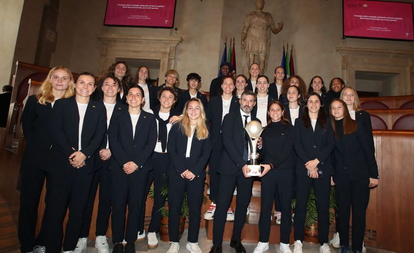 Roma Femminile: squadra premiata in Campidoglio per la Supercoppa. Spugna: “Orgogliosi di essere qui” (FOTO e VIDEO)