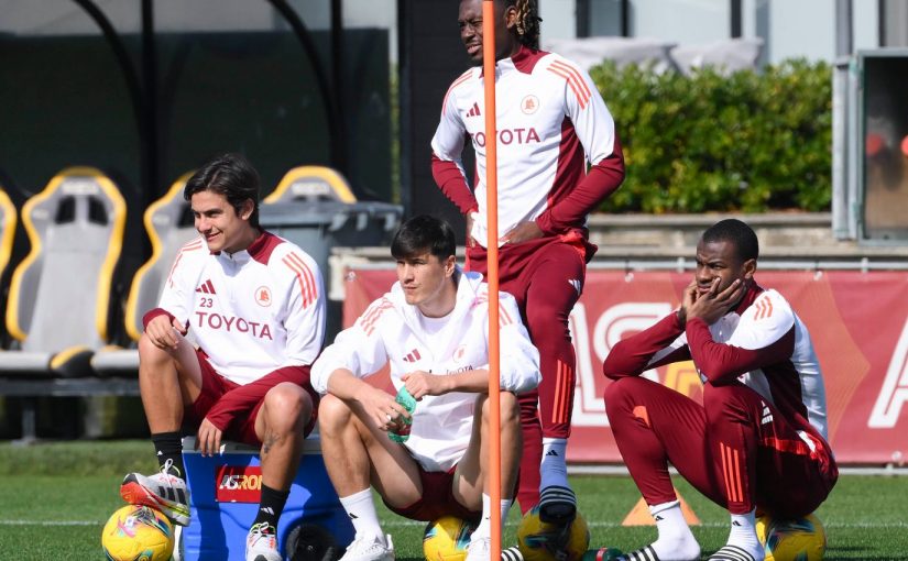 Trigoria, ripresa post Roma-Porto: scarico per chi ha giocato ieri e lavoro in campo per gli altri, out Dovbyk. Dybala, Koné, Ndicka e Shomurodov osservano la seduta (FOTO e VIDEO)