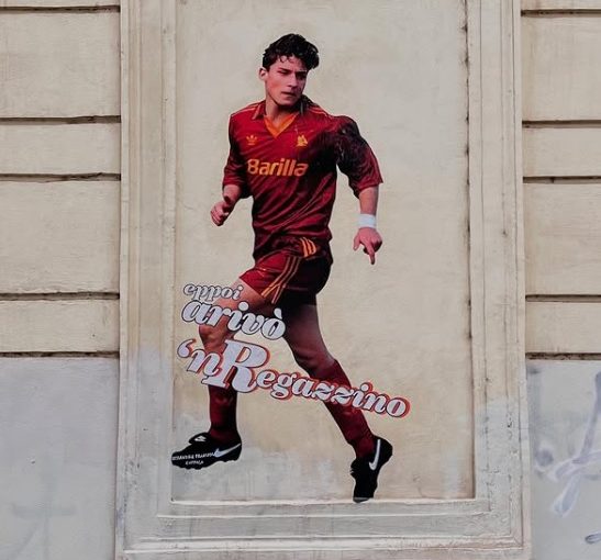 Totti, il murales a 32 anni dal debutto in Serie A: “E poi arrivò un ragazzino…” (FOTO)