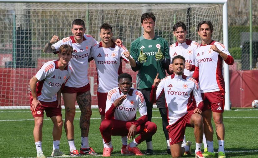 Trigoria: squadra al lavoro in vista dell’Athletic. Dybala in gruppo e la sua squadra vince la partitella (FOTO)