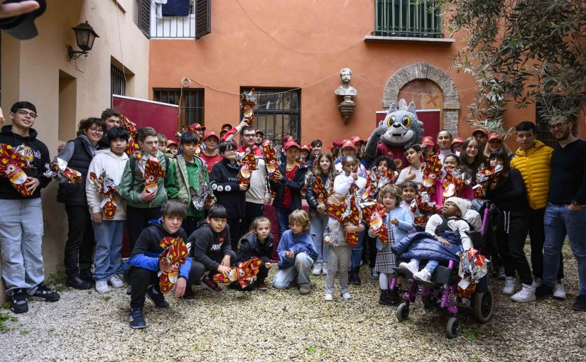 “Stronger Together”: donate uova di Pasqua a ragazzi con disturbi dello spettro autistico (FOTO e VIDEO)