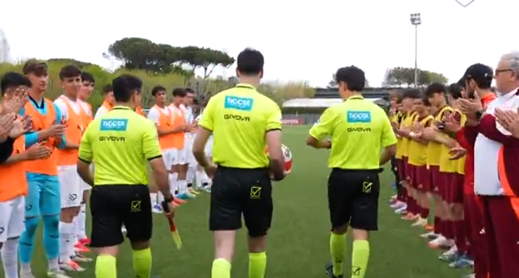 “No alla violenza”: la Roma tributa agli arbitri il “pasillo de honor” (VIDEO)