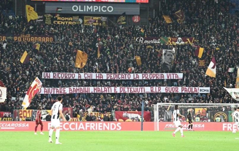 Roma-Juventus, lo striscione della Curva Sud per Suor Paola: “Un ricordo a chi ha dedicato la propria vita ad aiutare bambini, malati e detenuti” (FOTO)