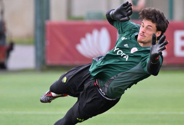 Trigoria, tutti in gruppo per l’Inter tranne Nelsson. Mercato: Ghisolfi tratta ancora con Svilar. Occhi su Hudson-Odoi e Anderson, ma il Feyenoord è avanti per Steijn
