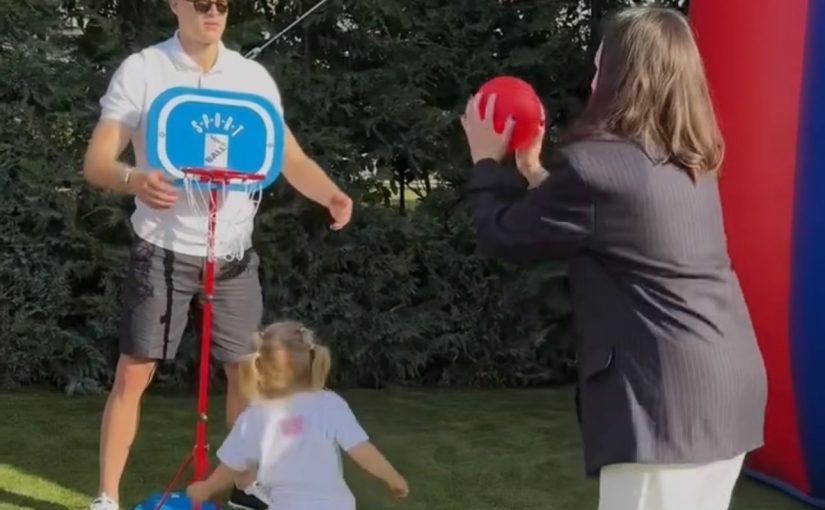 Pomeriggio in famiglia per Dovbyk: il centravanti si diverte con la moglie e la piccola Kira (FOTO e VIDEO)