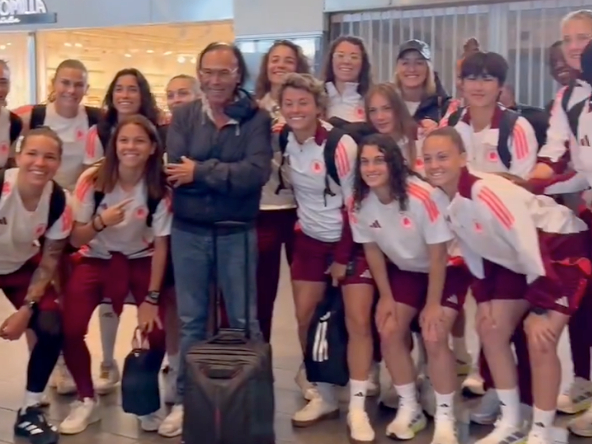 VIDEO – X, sorpresa per la Roma Femminile in aeroporto: l’incontro con Venditti