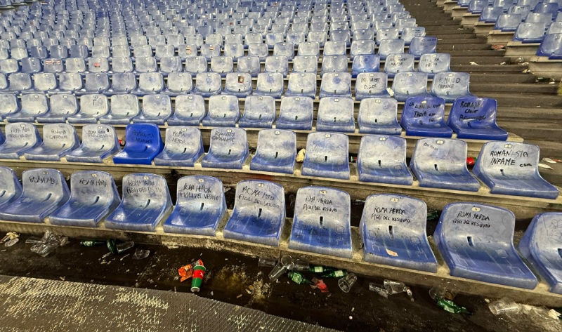 Curva Sud: seggiolini imbrattati e scritte contro i romanisti e De Falchi. Ecco come i tifosi del Milan hanno lasciato l’Olimpico (FOTO)