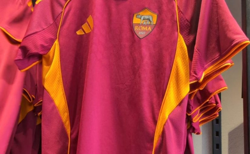 Kit Home 25/26, dalla maglia a pantaloncini e giacca: tutti gli articoli in vendita nello store di Via del Corso (FOTO e VIDEO)