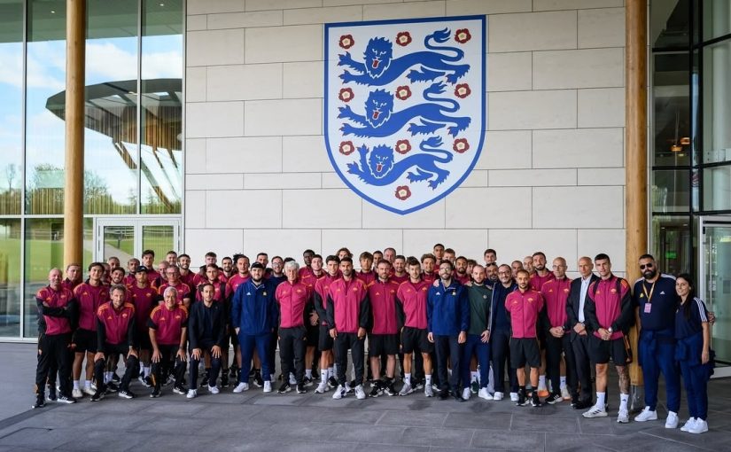 Ritiro Inghilterra, la Roma saluta il St. George’s Park con una foto di gruppo: “Grazie!” (FOTO)