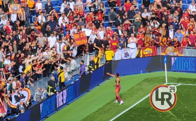 Everton-Roma, il saluto della squadra sotto il settore ospiti a fine partita: Rensch, Mancini e Wesley regalano le maglie ai tifosi (FOTO e VIDEO)