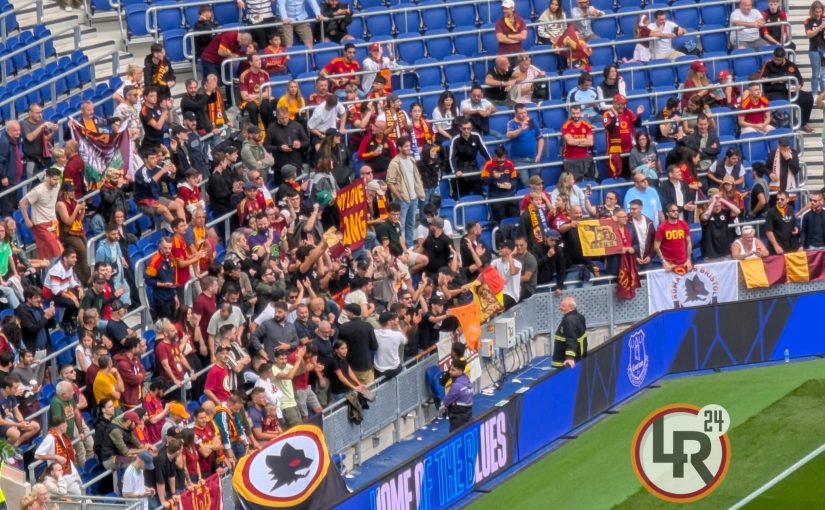 Everton-Roma: lo spettacolo dei tifosi giallorossi nel settore ospiti dell’Hill Dickinson Stadium (FOTO e VIDEO)