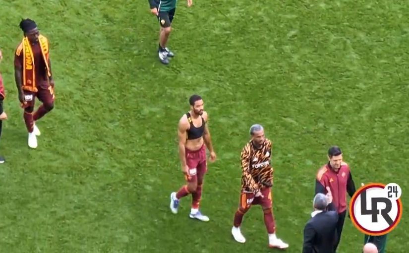 Everton-Roma, siparietto Wesley-Koné a fine partita: il brasiliano raccoglie una sciarpa giallorossa e la regala al centrocampista (FOTO e VIDEO)