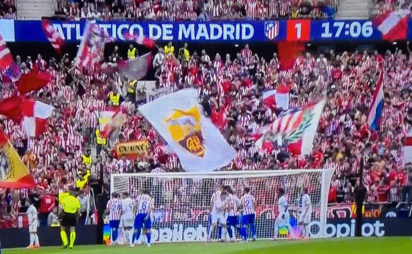 FOTO – Derby di Madrid: spunta la bandiera della Roma nella curva dell’Atletico