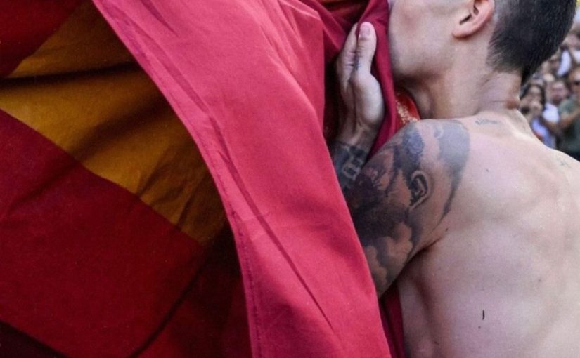 Instagram, Mancini e l’amore per la Roma: il difensore bacia una bandiera giallorossa sotto la Curva Sud a fine derby (FOTO)