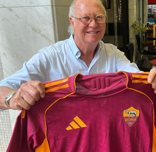 FOTO – Instagram, Falcao riceve la maglia della Roma in regalo. Il ringraziamento: “La storia non si cancella. Grazie”