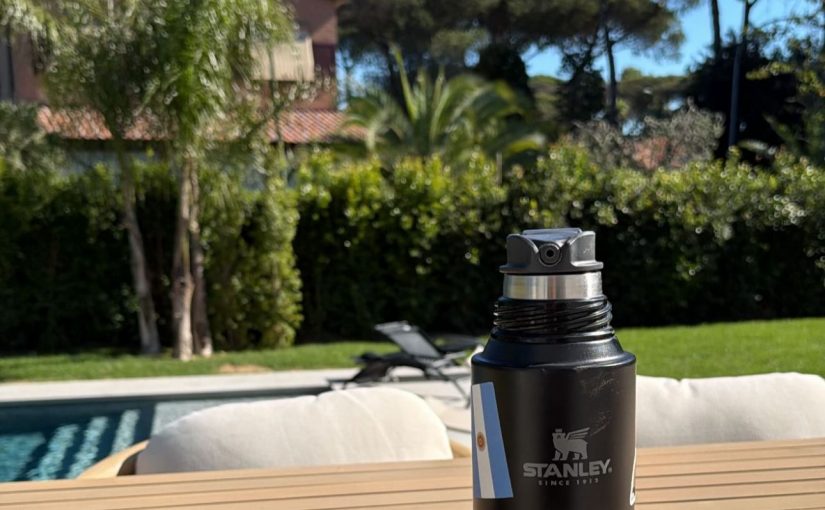 Soulé si rilassa prima dell’allenamento: l’argentino si gode il suo mate personalizzato con il ‘cinque’ a Dybala (FOTO)