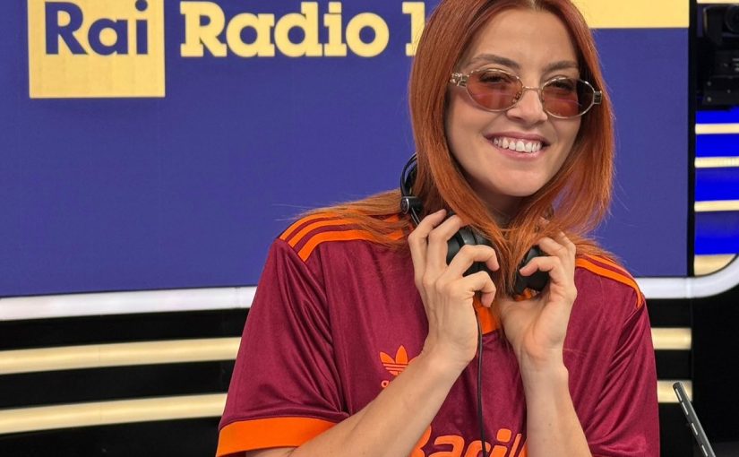 Noemi, il debutto su Rai Radio 1 è con la maglia della Roma (FOTO)