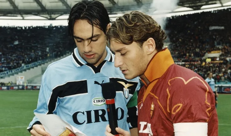 La Roma ricorda il 4-1 alla Lazio del 21 Novembre 1999: “Delvecchio e Montella x 2: l’ultimo derby del secolo fu nostro” – VIDEO