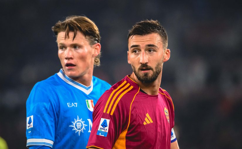 Roma-Napoli, scontro verbale fra Cristante e McTominay. Il 4 allo scozzese: “Pesi 100 kg e fai ‘ste sceneggiate” (VIDEO)