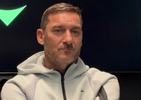 Totti: l’emozione dell’ex capitano di fronte agli scarpini indossati il giorno del suo addio al calcio (VIDEO)