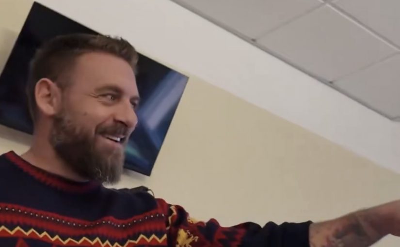 VIDEO – Genoa in visita al Gaslini e De Rossi sorride con una bambina: “Hai la faccia da romanista…”