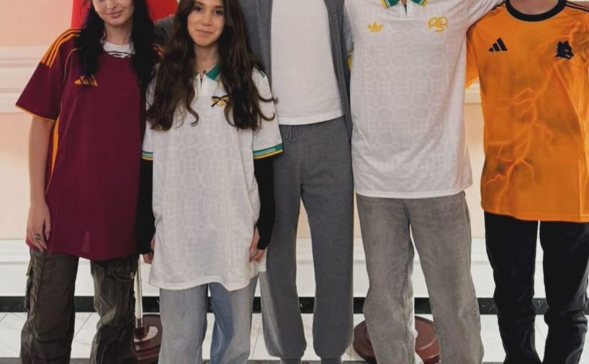 Dovbyk e l’incontro in Vaticano con i ragazzi ucraini: il centravanti regala delle magliette della Roma (FOTO)