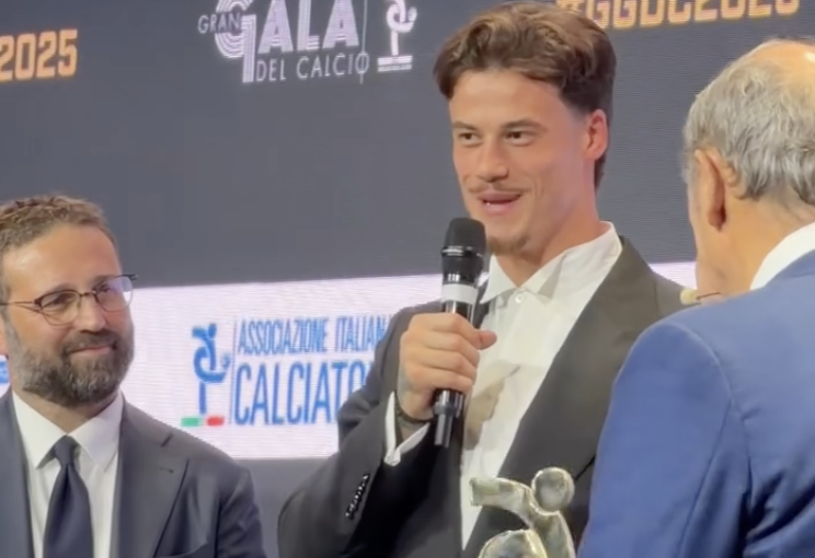 Gran Galà del Calcio 2025: Svilar miglior portiere. Il giallorosso: “Devo migliorare con i piedi” (VIDEO)