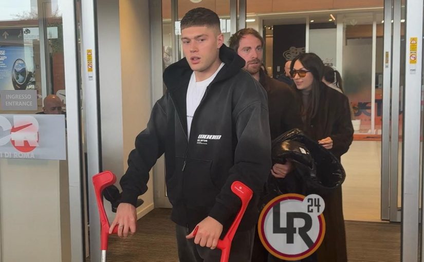 Dovbyk torna a Roma in stampelle dopo l’intervento in Finlandia: “Sto bene” (FOTO e VIDEO)