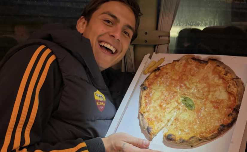 Instagram, Malen festeggia: “Esordio, gol, vittoria”, complimenti da El Shaarawy: “Ben fatto”. Dybala con la pizza: “Abbiamo il permesso” (FOTO)