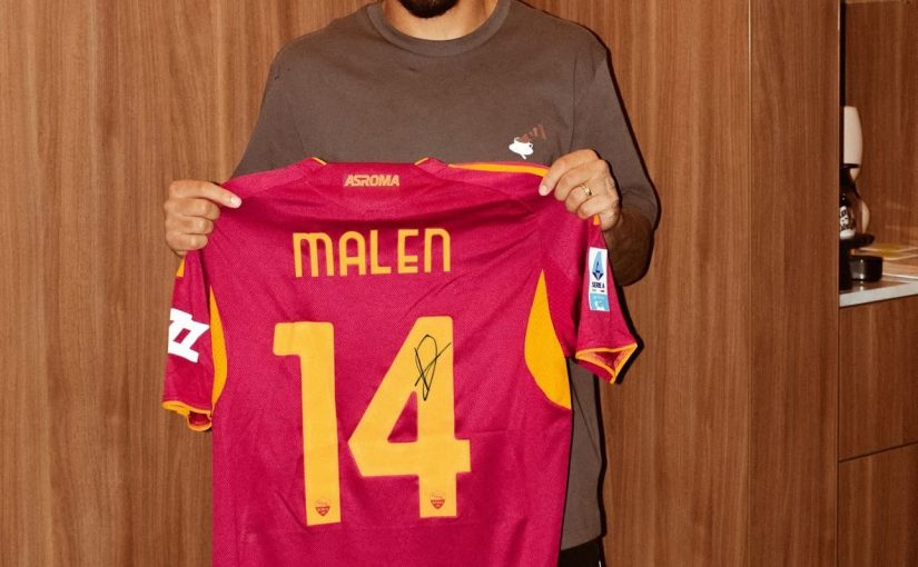 Instagram, Malen mette in palio la sua maglia autografata: “Voglio ricambiare l’affetto dei romanisti” (FOTO)