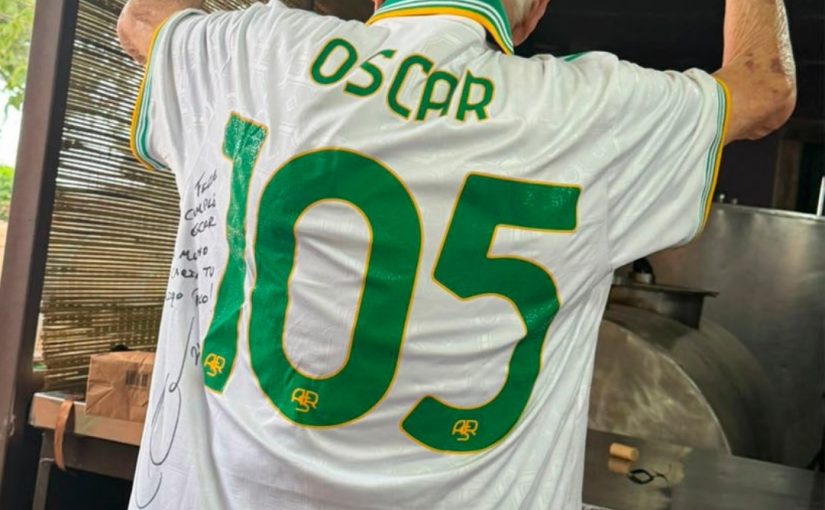FOTO – La tradizione annuale di Dybala: una maglia della Roma per festeggiare i 105 anni dell’amico Oscar D’Olivo