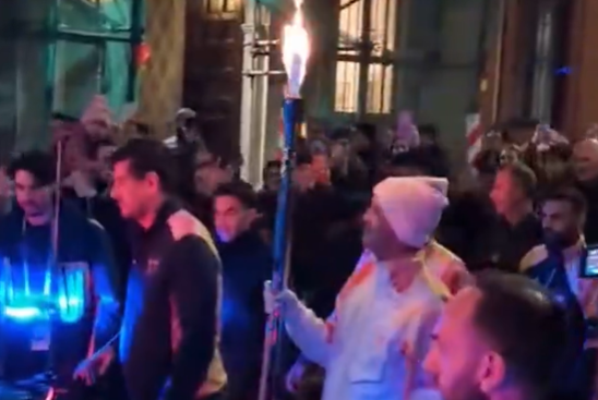 Chivu: tratto con la torcia olimpica per l’allenatore nerazzurro. Un tifoso gli grida “Forza Roma”. La risposta del tecnico: “Daje” (VIDEO)