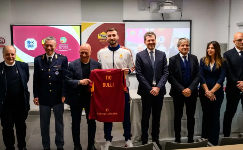 #NoBulli, iniziativa del club per la giornata contro il bullismo. Cristante ai ragazzi del Liceo di Trigoria: “Dovete essere d’esempio” (FOTO E VIDEO)