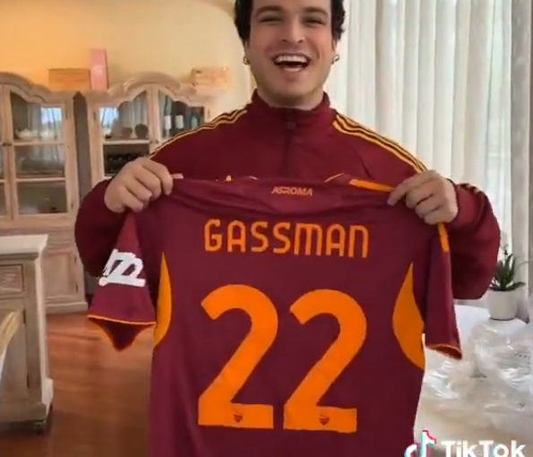 VIDEO – Sanremo giallorossa: la Roma regala materiale ufficiale a Leo Gassmann