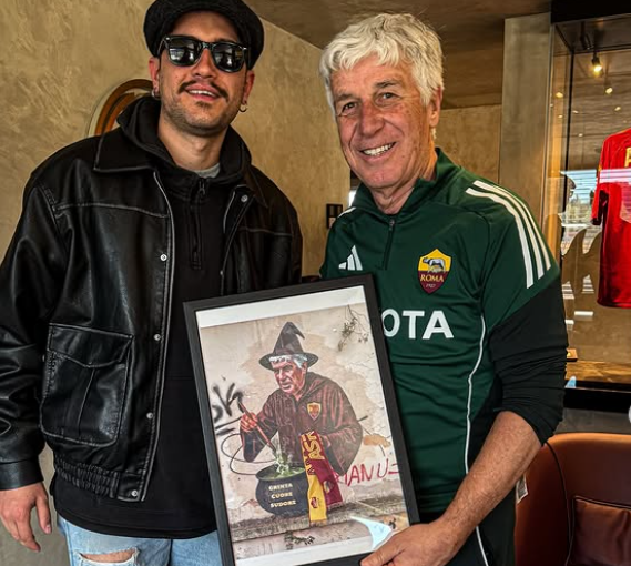 Instagram, l’artista Drugi in visita a Trigoria: incontro con Gasperini, Pellegrini e Mancini (FOTO)