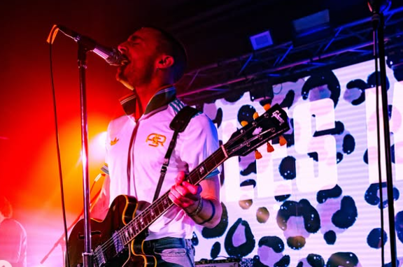 Instagram: Miles Kane indossa la maglia giallorossa nella tappa romana del suo tour (FOTO)