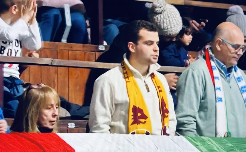 Olimpiadi Milano Cortina, Italia-Norvegia curling doppio misto: sugli spalti spunta un tifoso con la sciarpa della Roma (FOTO)