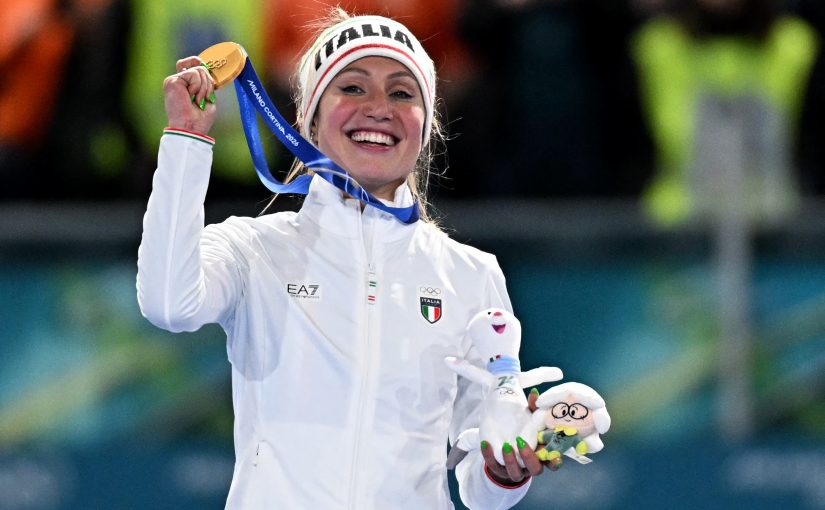 Olimpiadi Milano Cortina: oro e record olimpico per Lollobrigida nei 3000 metri di pattinaggio di velocità. La Roma su X: “Congratulazioni!” (FOTO)