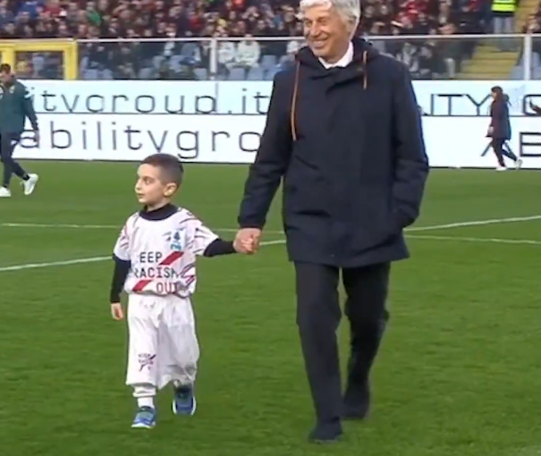 VIDEO – Gasperini e il bel gesto con il bambino prima di Genoa-Roma: “Tu entri con me”